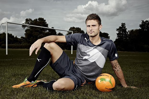 犹他爵士逆转击败篮网，豪取两连胜，马尔卡宁和乔治表现突出，篮网失误和外线投射不佳。