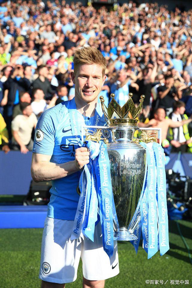 庆祝欧洲杯夺冠，英格兰女足前锋凯莉在伦敦街头跳舞