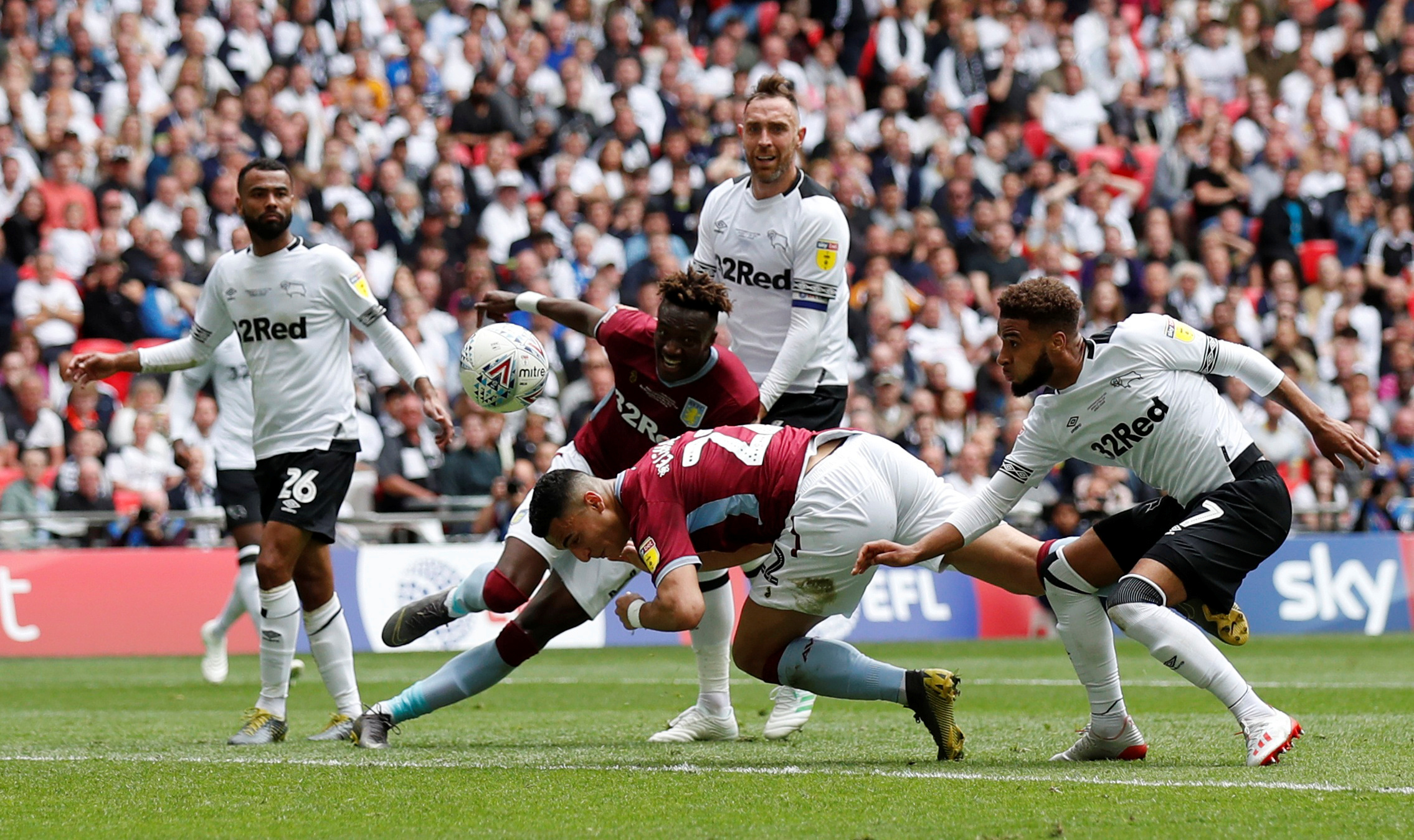 青岛西海岸主教练邵佳一成功保级，郑智接任后计划邀请黄博文、李雷雷等助教，助力球队发展。